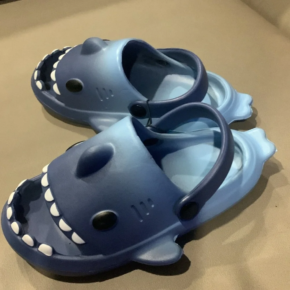 Shark Kids Blue Clogs NEW Size L (9-10) Cute Shark teeth & fins Baby Shark Shark
